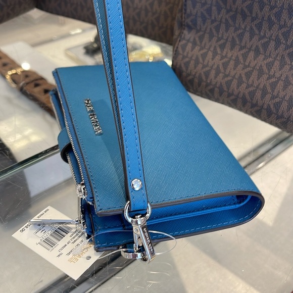 MICHAEL KORS
Jet Set Large Leather Smartphone Wristlet Wallet
Teal
NWT - Picture 16 of 16